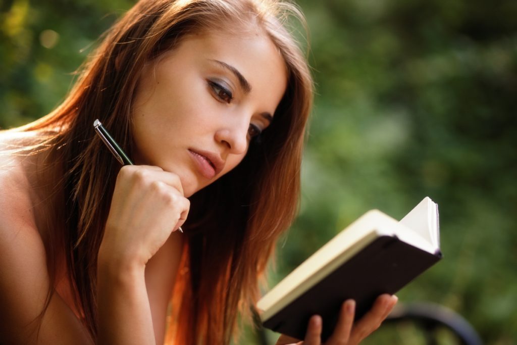 Un ragazza rilegge il suo diario nel bel mezzo della natura e riflette sui motivi per cui essere grata. 