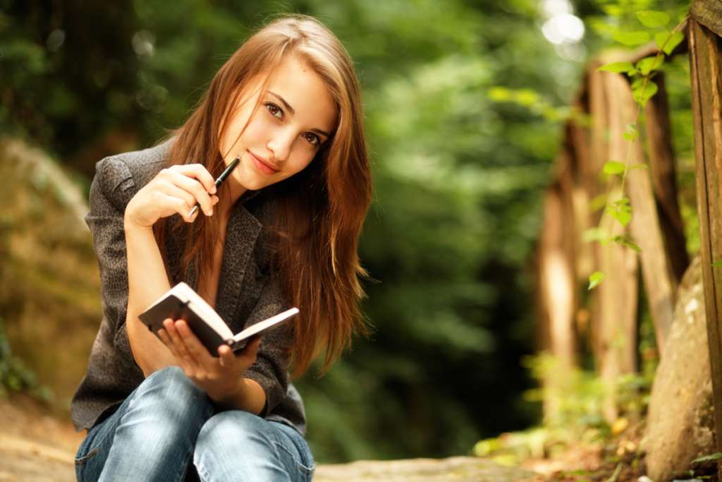 Un ragazza rilegge il suo diario nel bel mezzo della natura e riflette sui motivi per cui essere grata. 