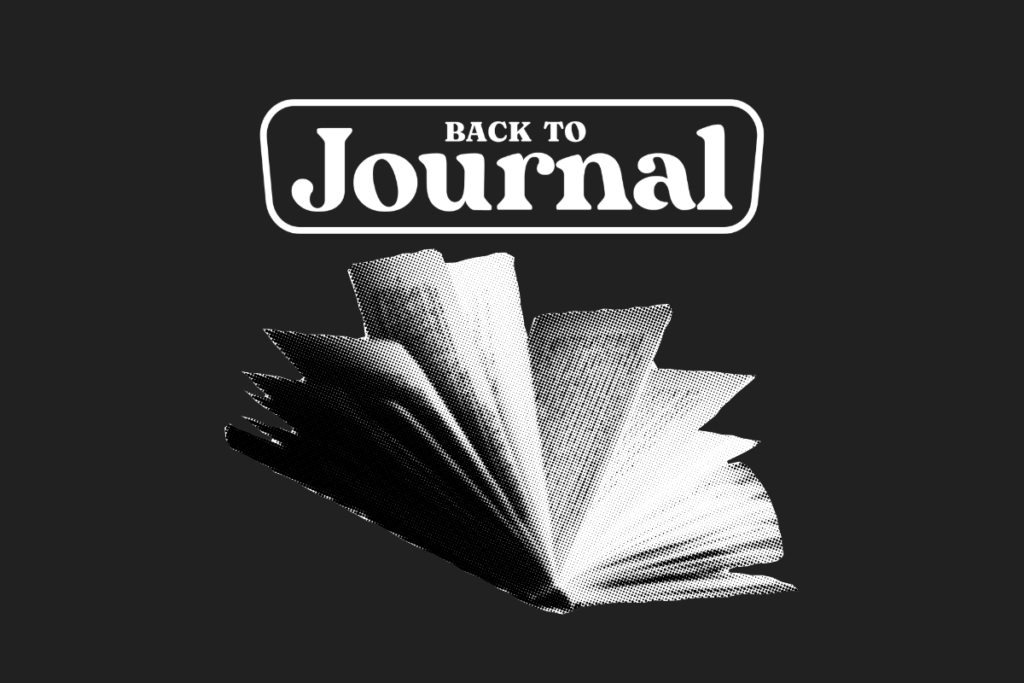 Immagine scura con il logo bianco ufficiale di backtojournal il blog sul journaling di riferimento in Italia - Immagine di un diario in bianco e nero. Che cos'è il journaling