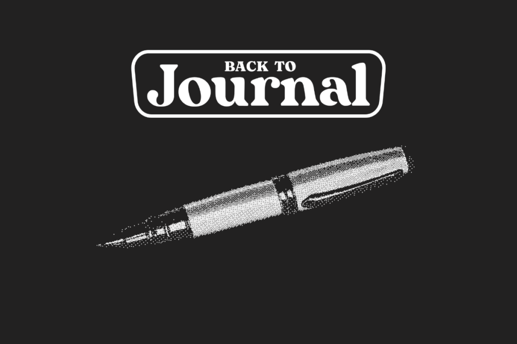 Immagine scura con il logo bianco ufficiale di backtojournal il blog sul journaling di riferimento in Italia - Immagine di una penna per scrivere in bianco e nero.