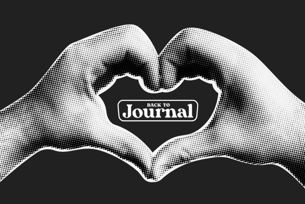 Immagine scura con il logo bianco ufficiale di backtojournal il blog sul journaling di riferimento in Italia - due mani in stile bianco e nero che formano un cuore quando si uniscono.